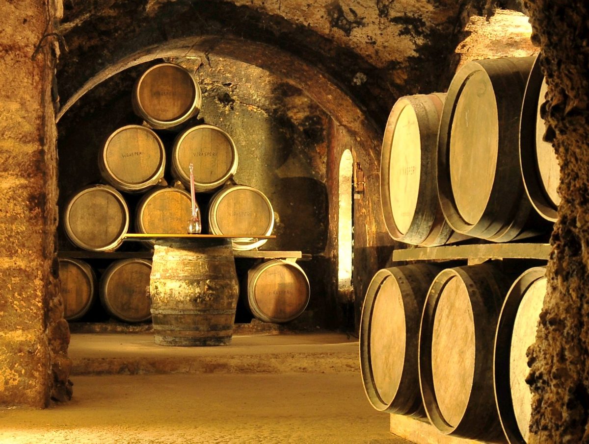 ¿Cómo se fabrican las barricas para que aporten aromas y sabores al vino?