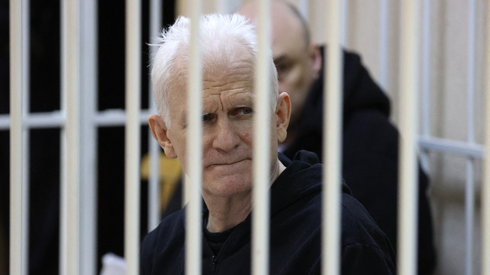 Tribunal bielorruso condena a 10 años de cárcel al Nobel de la Paz, Ales Bialiatski
