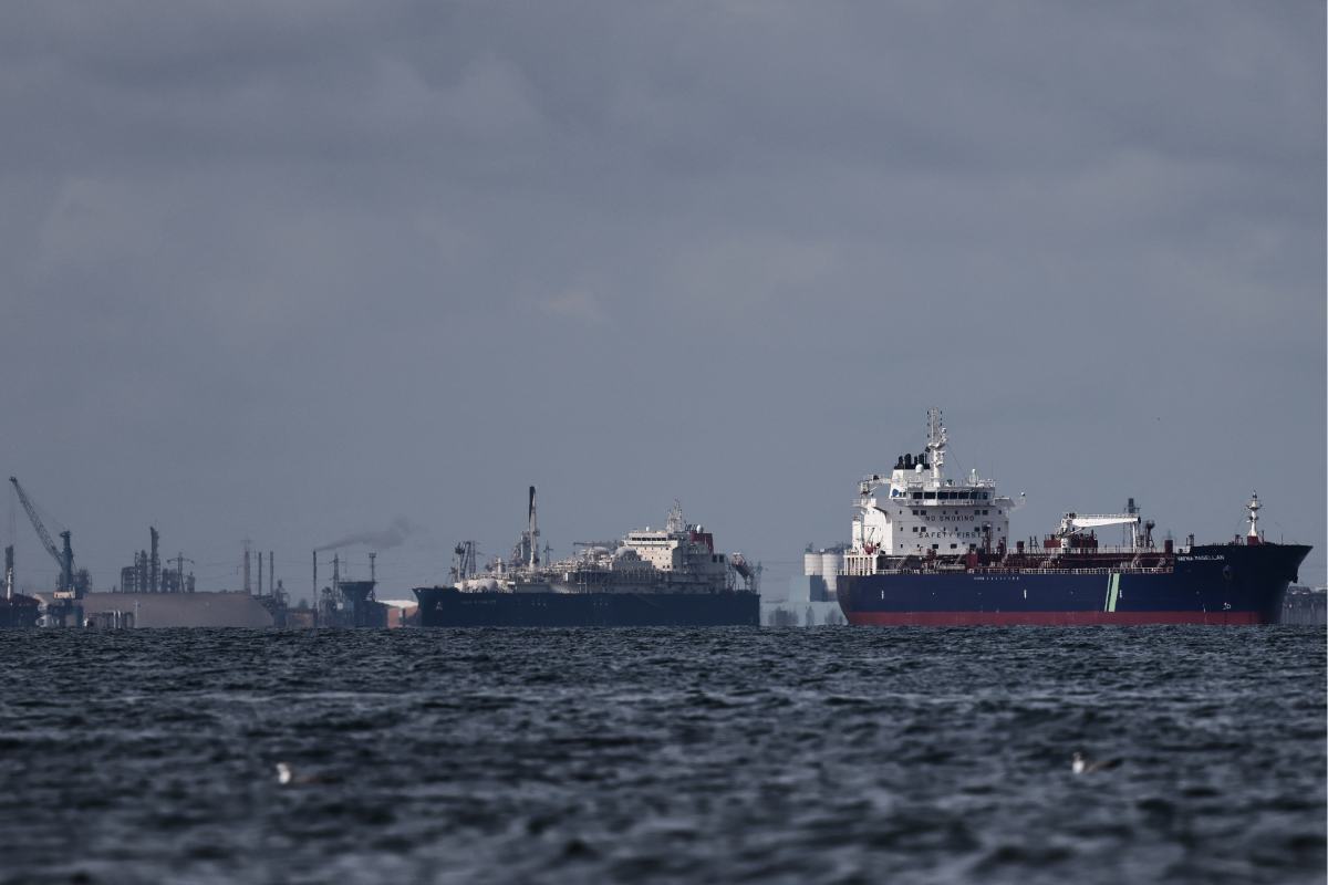 Buques petroleros frenados guerra irán precio alza