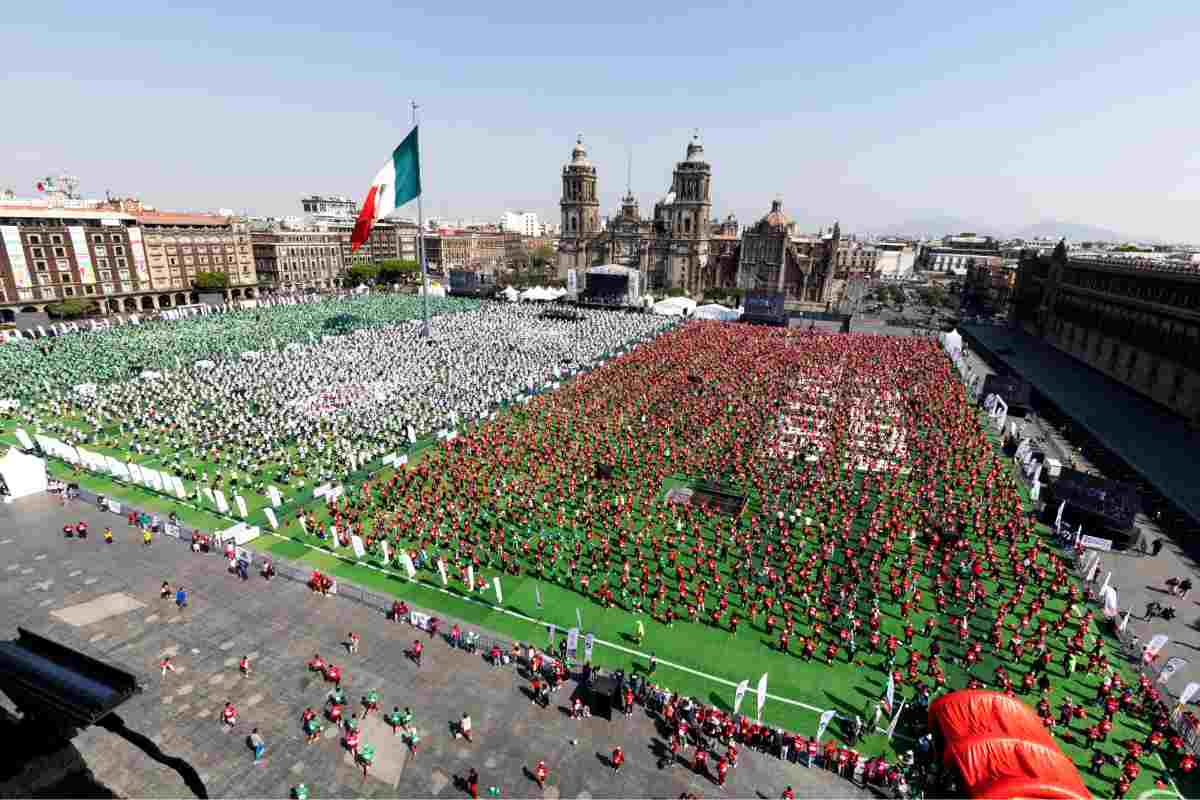 CDMX rompe récord Guinness con clase masiva de futbol en el Zócalo