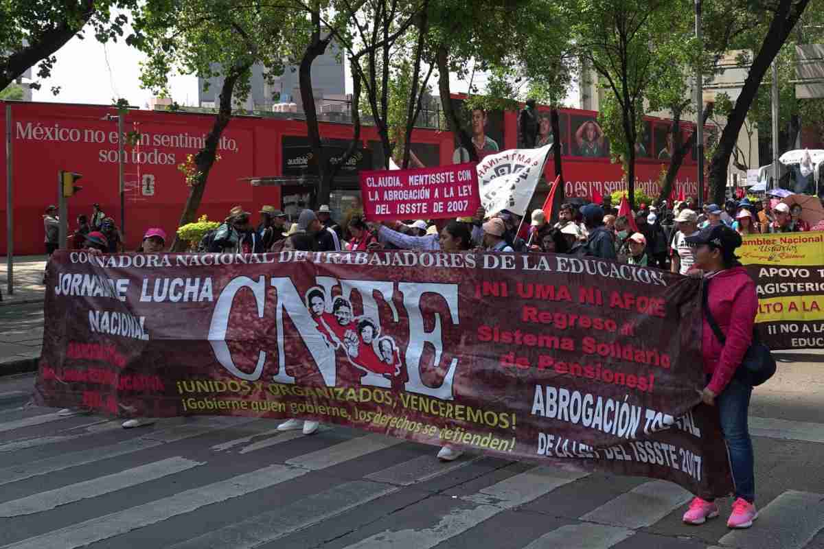 CNTE protesta en embajada de EU; rechaza acción de Trump sobre Venezuela, Cuba y Medio Oriente