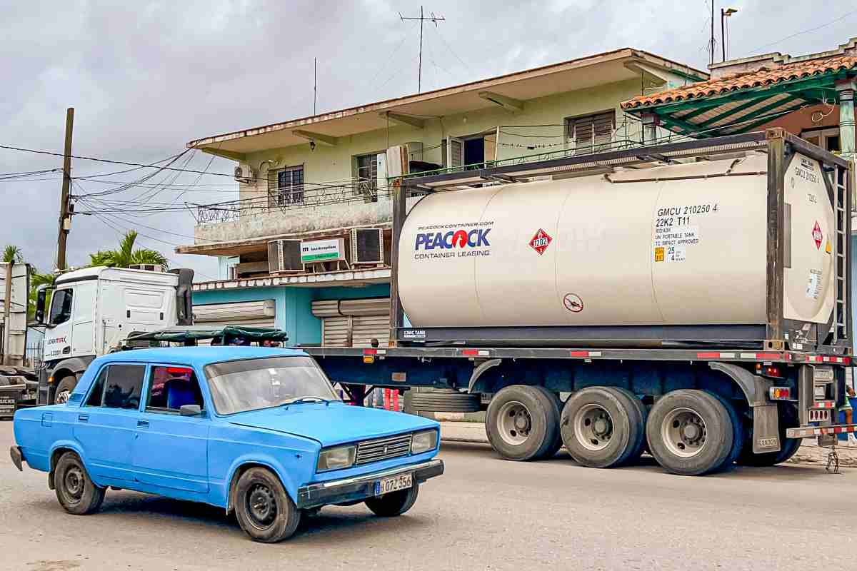 Camión de combustible dentro de Cuba