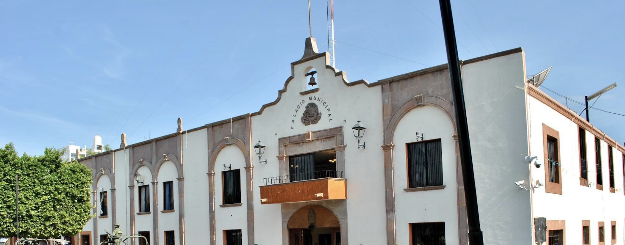 Atacan a balazos la presidencia Tarimoro, Guanajuato; hay un policía muerto y una trabajadora herida