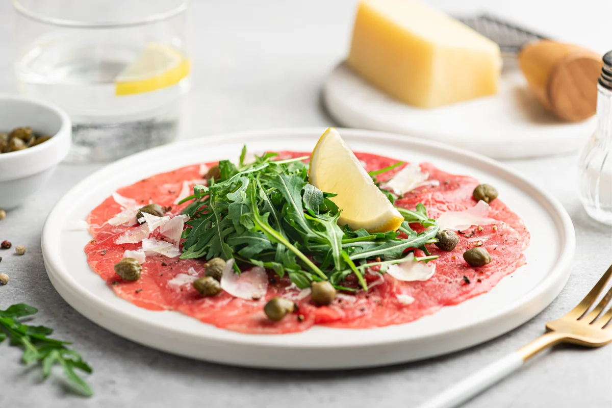 ¿Qué es un carpaccio? Origen y una receta con salmón para prepararlo 