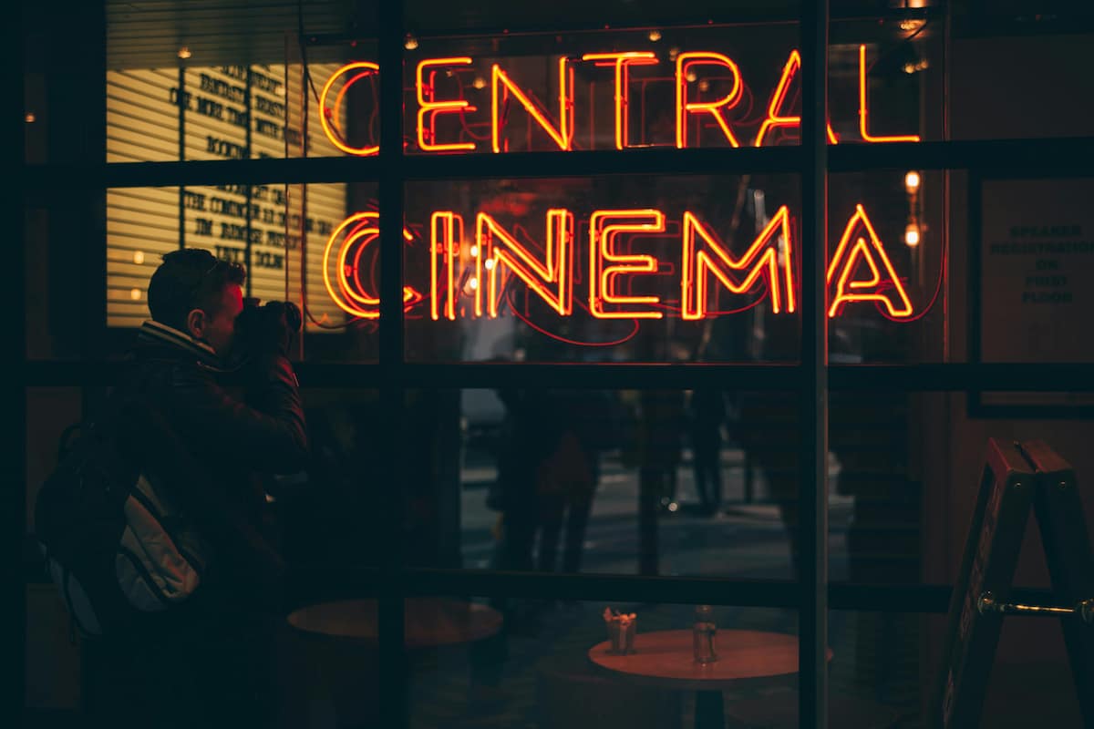 5 cafeterías y bares con cine en CDMX ¿Vamos?