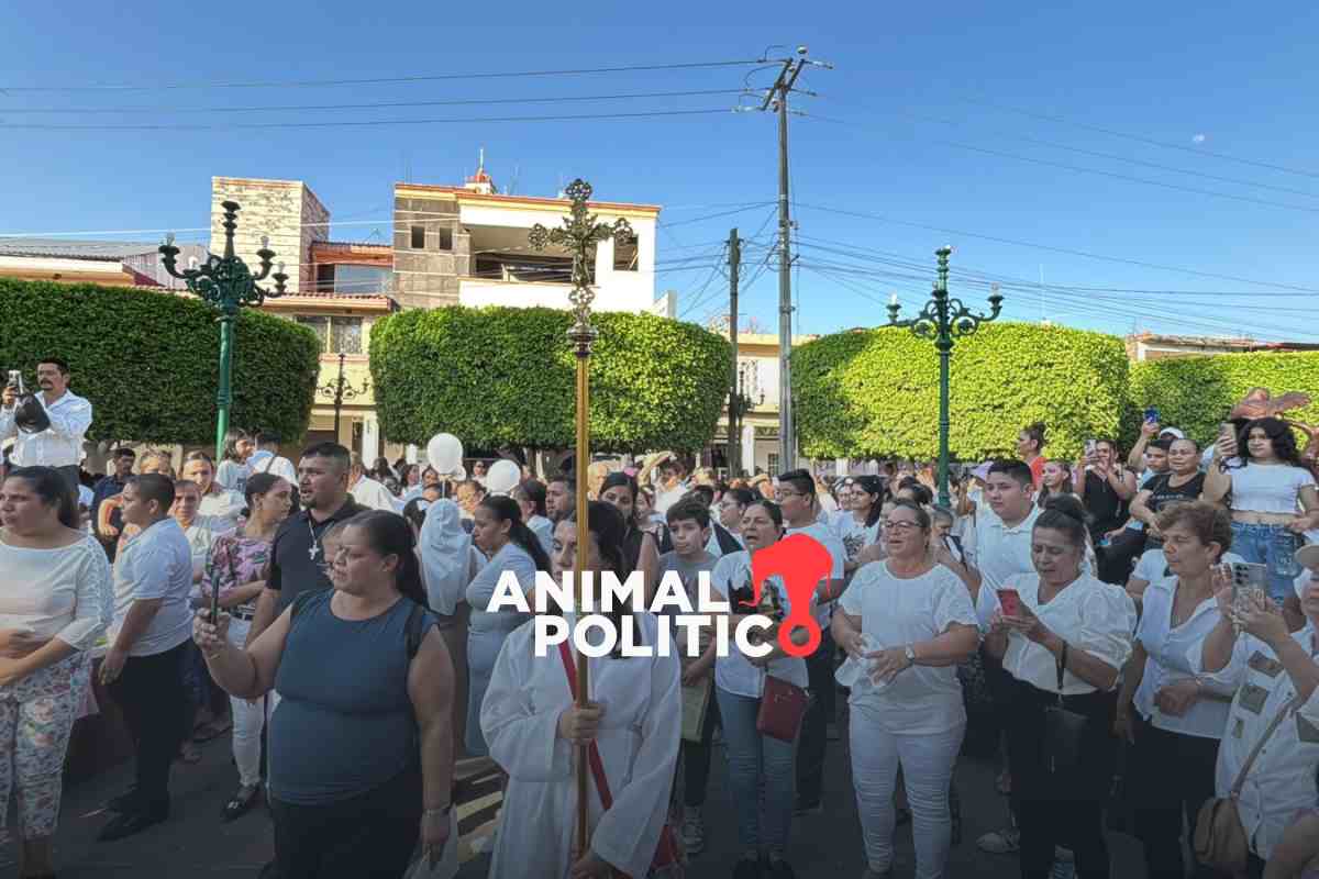 Ciudadanos marchan por la paz en Aguililla, Michoacán, la tierra de “El Mencho”