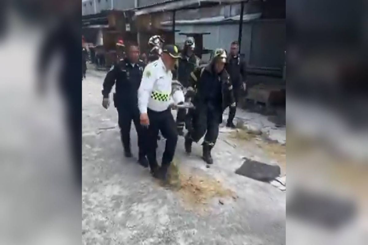 Colapsa edificio en San Antonio Abad: hay tres personas bajo escombros; un hombre es rescatado