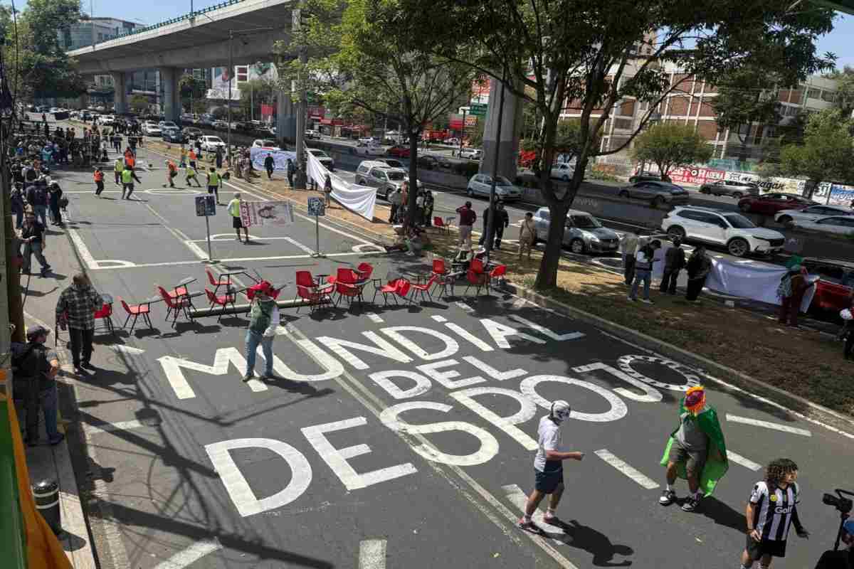 Colectivos protestan con “cascarita” gentrificación y turistificación por Mundial 2026 en CDMX