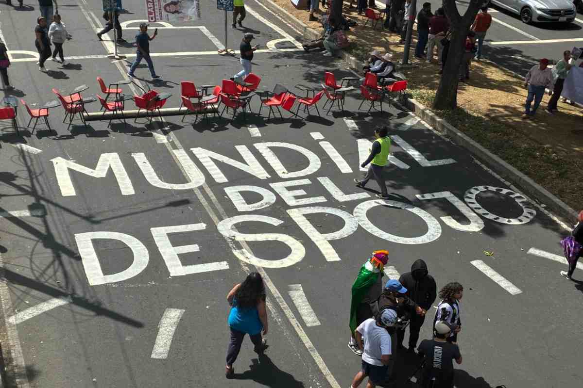 Colectivos protestan con “cascarita” gentrificación y turistificación por Mundial 2026 en CDMX
