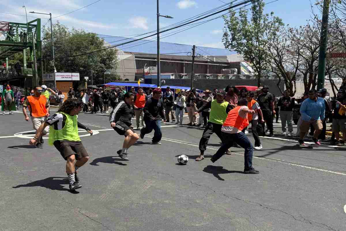 Fotos: colectivos protestan con “cascarita” contra la gentrificación por el Mundial