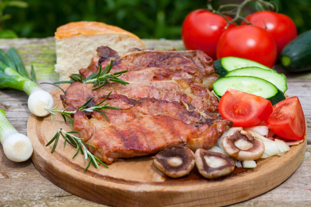 En una carnita asada o en casa prepara unas chuletas de cerdo ahumadas