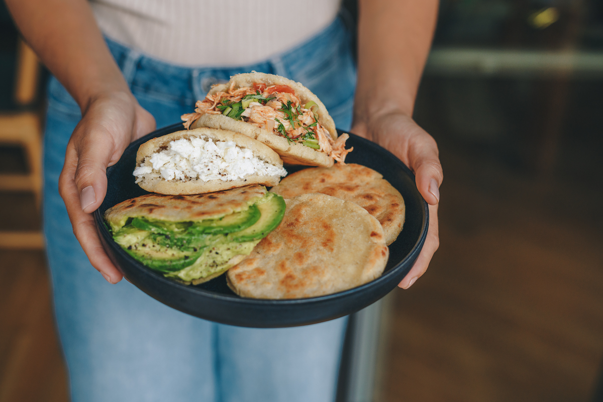 Cómo hacer arepas: la receta típica de Colombia y Venezuela