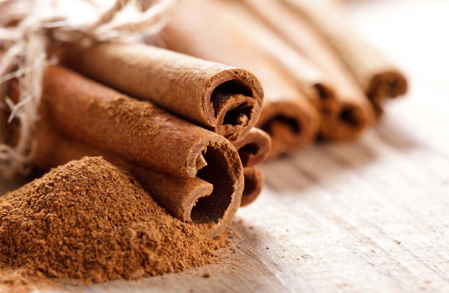 Cómo hacer aromatizante casero de canela (3 métodos)