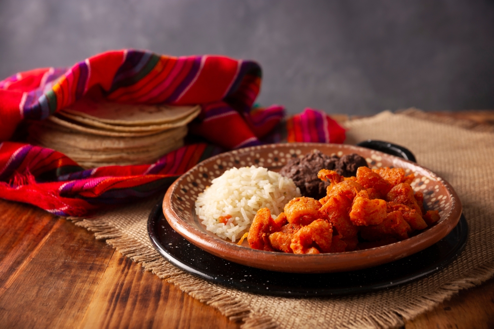Chicharrón en salsa roja: receta indispensable para taquear cualquier día de la semana