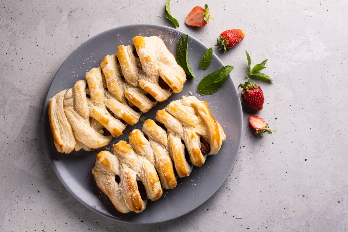 ¿Cómo hacer trenza de hojaldre de ate con queso?