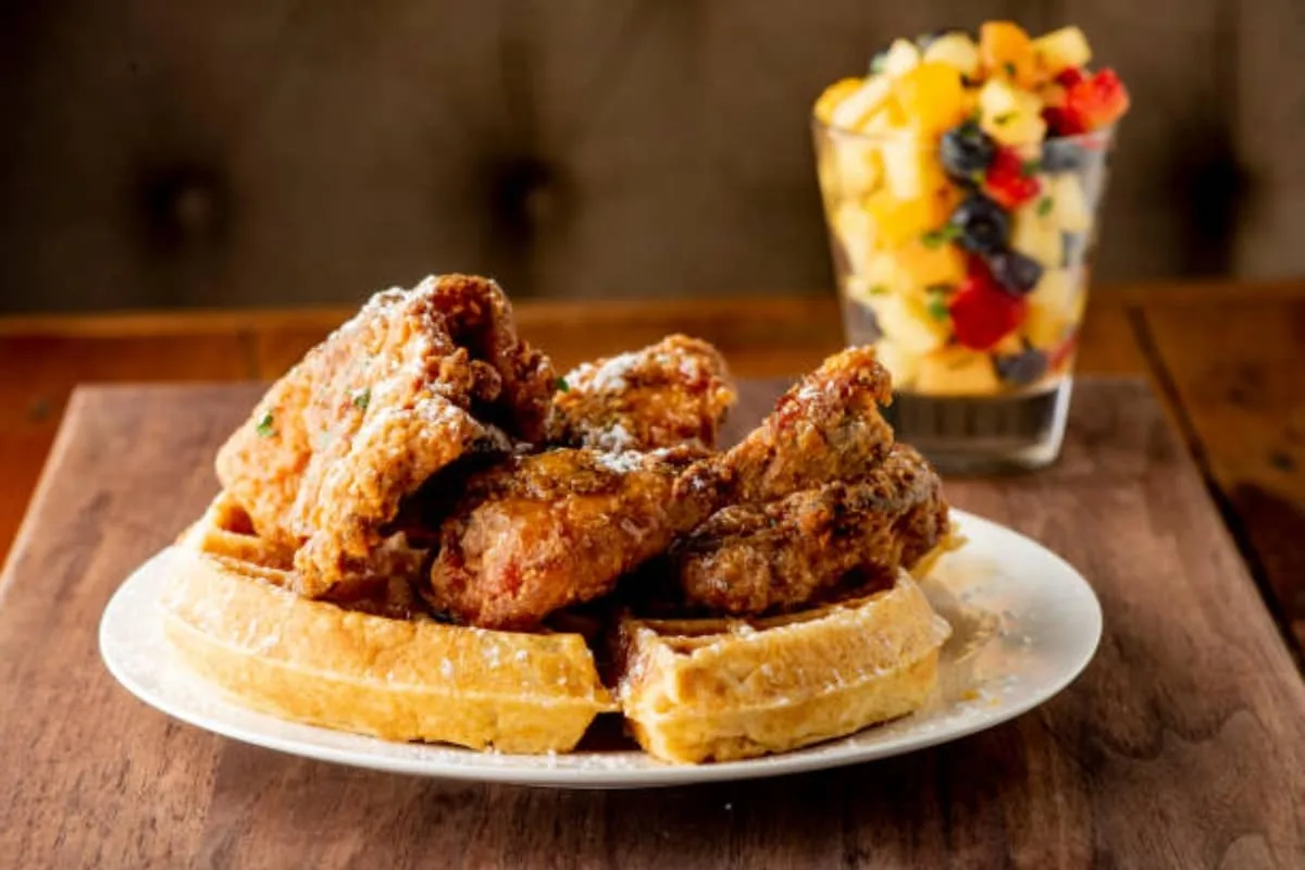 Waffles con pollo frito, un platillo de los Amish o del Harlem?