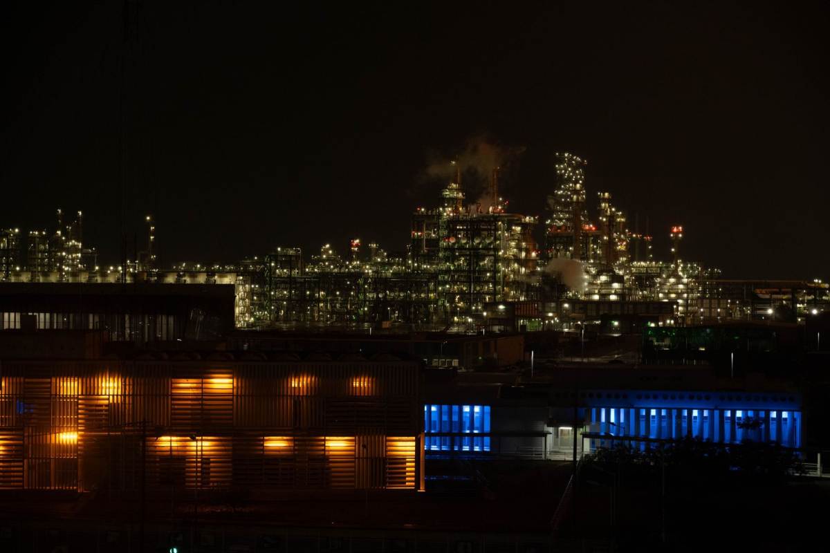 Cúmulo de aceites, hidrocarburo y corto circuito habrían generado incendio en refinería Dos Bocas