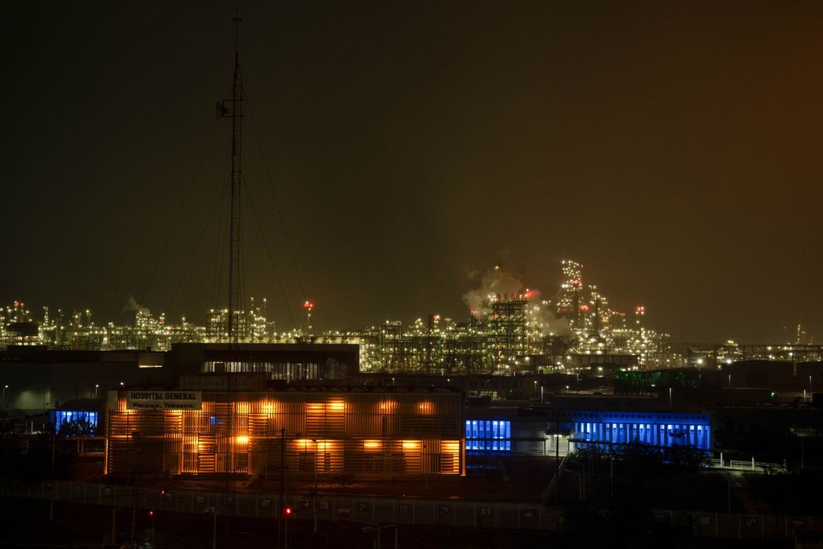 Cúmulo de hidrocarburos y corto circuito habrían causado incendio en refinería de Dos Bocas