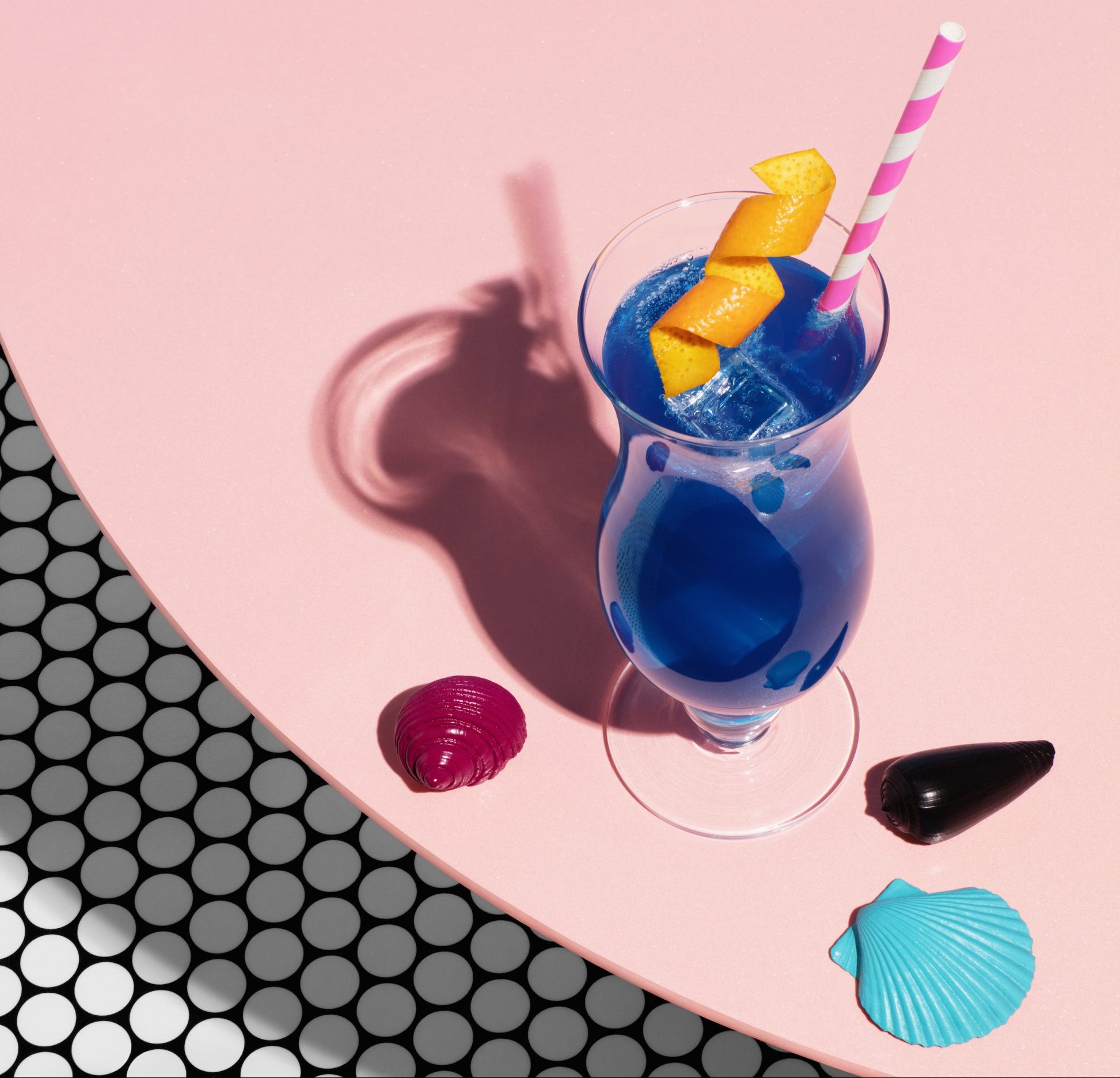 3 coloridos cócteles con Curazao o Curaçao, el licor azul por naturaleza