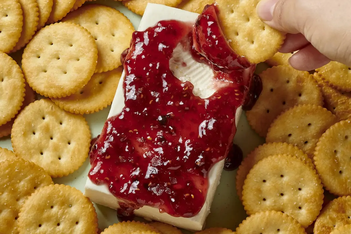 Botana Navideña de queso crema, mermelada de fresa y chipotle (Es irresistible)