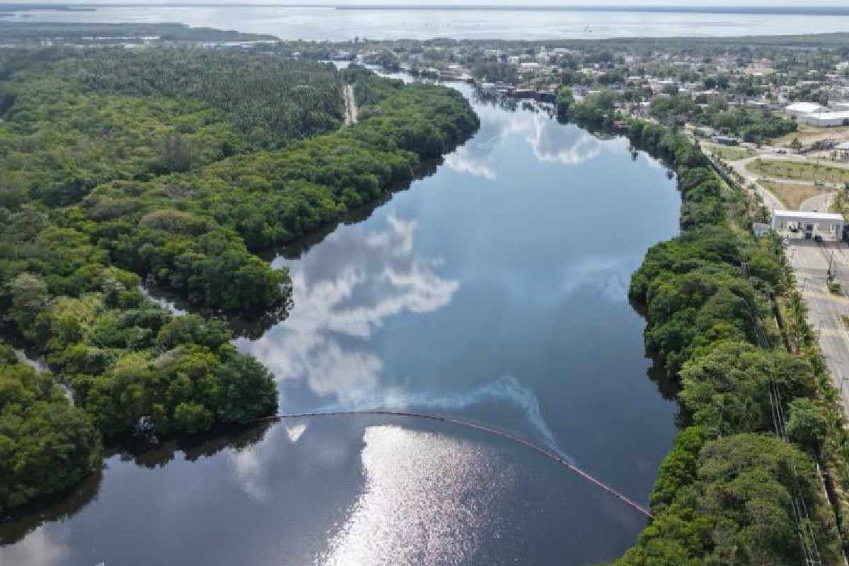 Atiende Pemex nueva fuga en pozo petrolero en Minatitlán, Veracruz