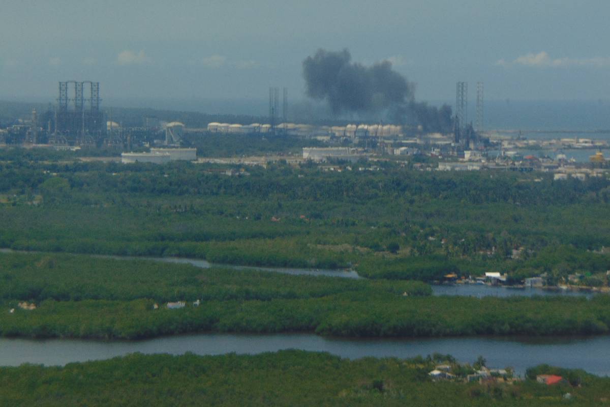 Desde el aire y a distancia, Pemex reporta un 95% de avance en limpieza de playas
