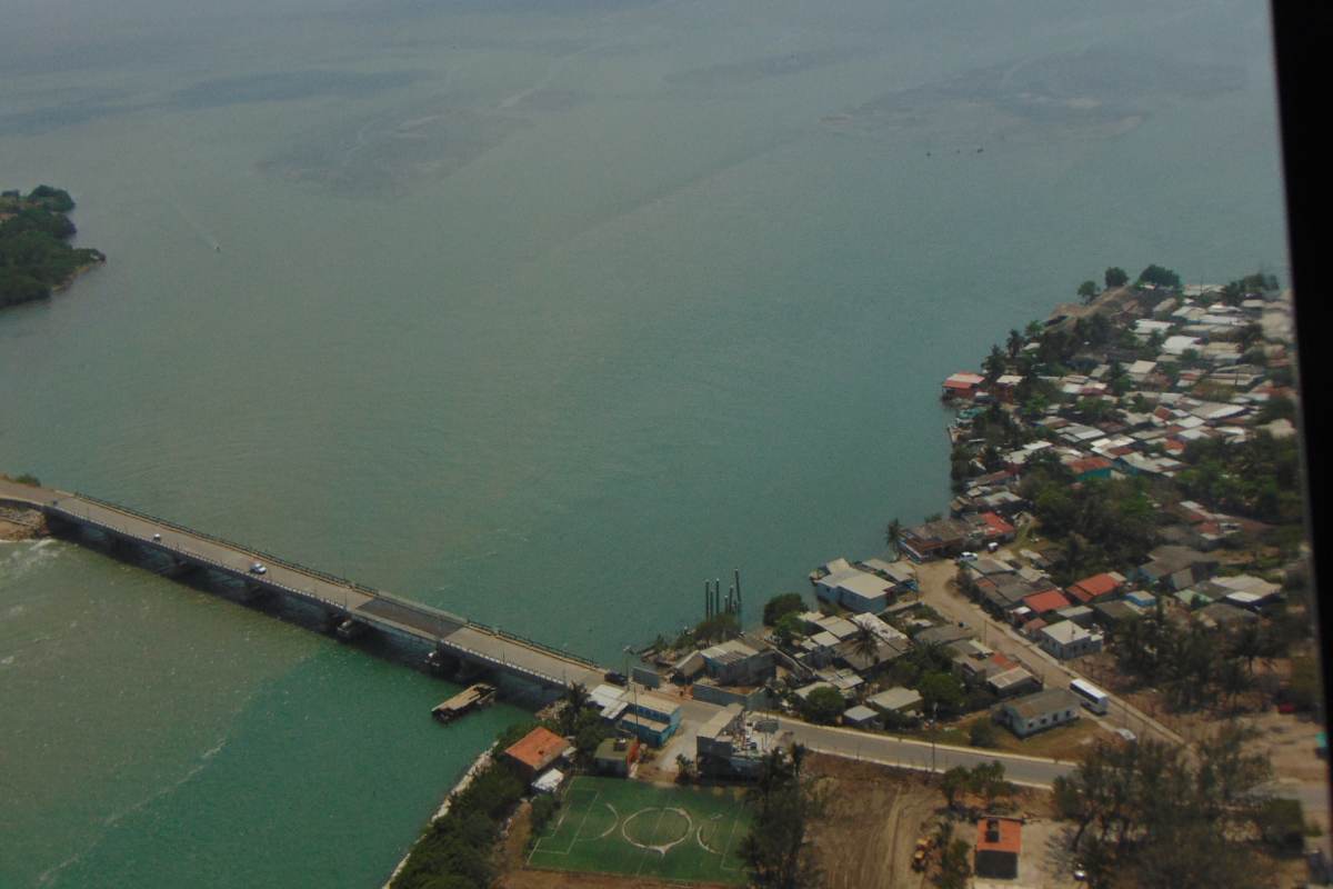 Desde el aire y a distancia, Pemex reporta un 95% de avance en limpieza de playas