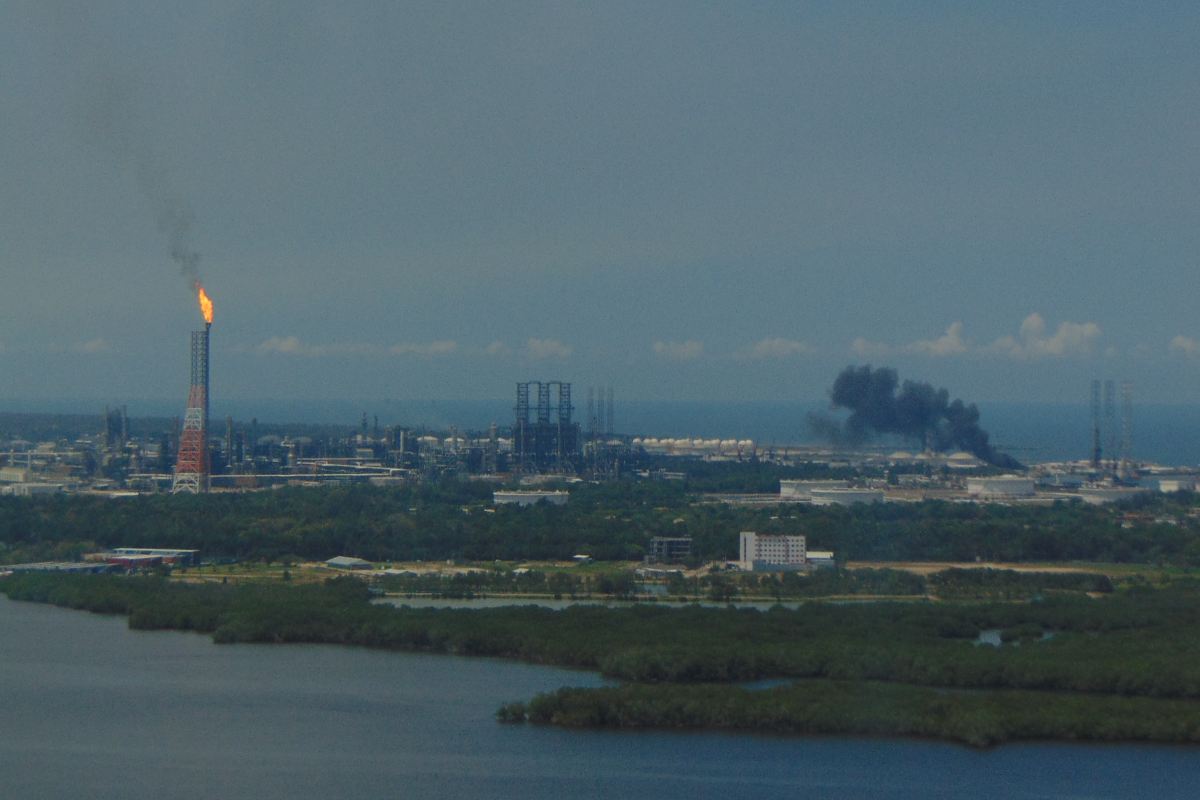 Desde el aire y a distancia, Pemex reporta un 95% de avance en limpieza de playas
