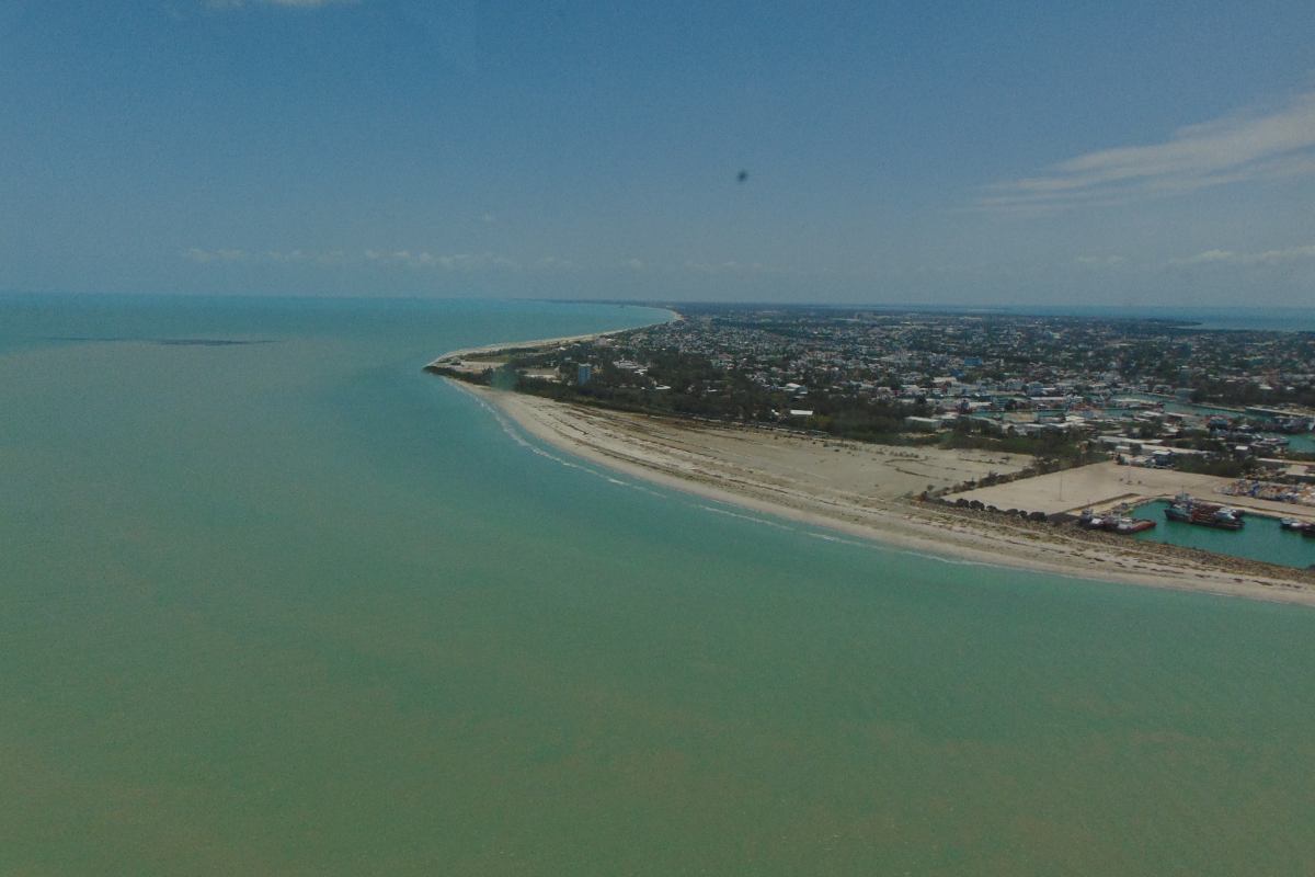 Desde el aire y a distancia, Pemex reporta un 95% de avance en limpieza de playas