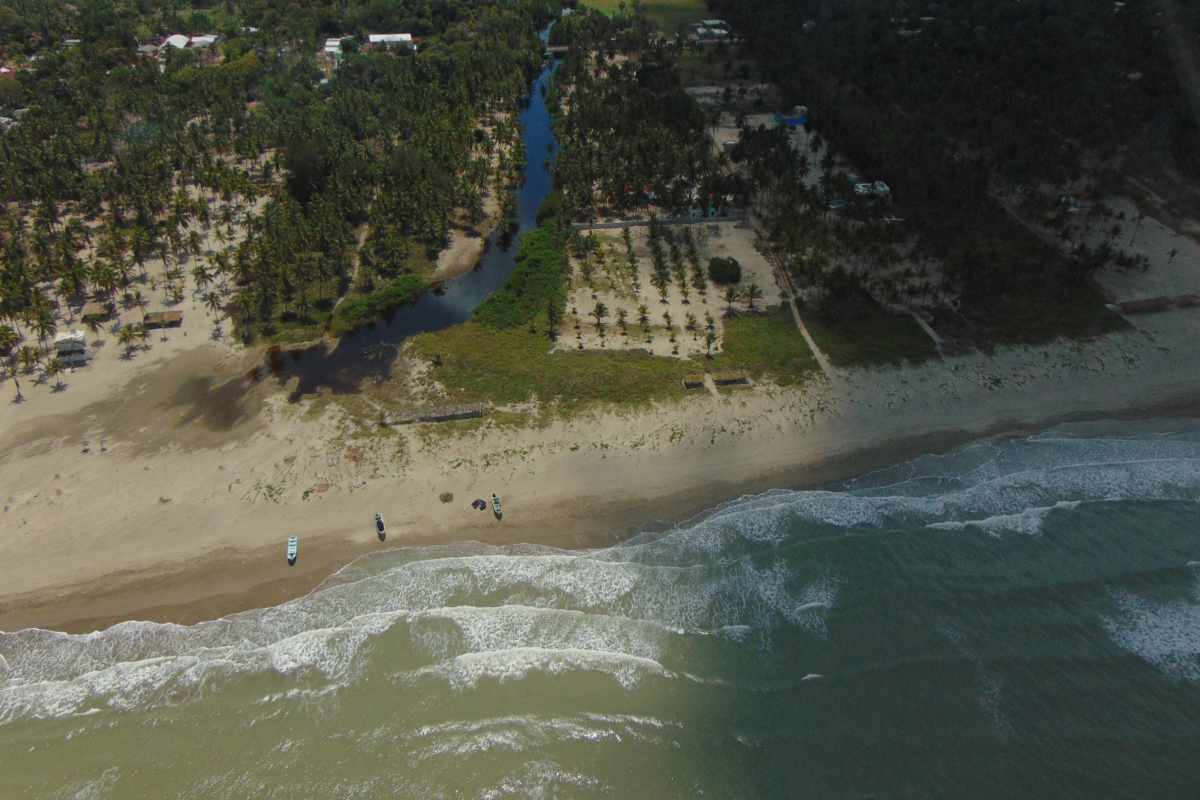 Desde el aire y a distancia, Pemex reporta un 95% de avance en limpieza de playas