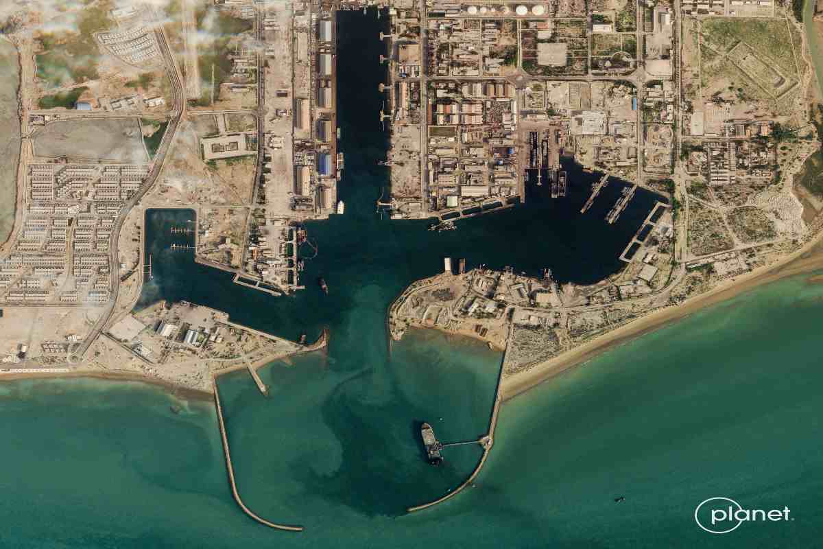 EU afirma que destruyó instalación iraní en estrecho de Ormuz; 22 países alistan desbloqueo