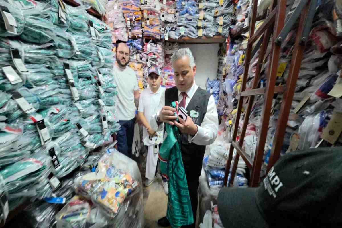 Economía decomisa en Tepito 25 toneladas de mercancía apócrifa alusiva a Mundial valorada en 15 mdp