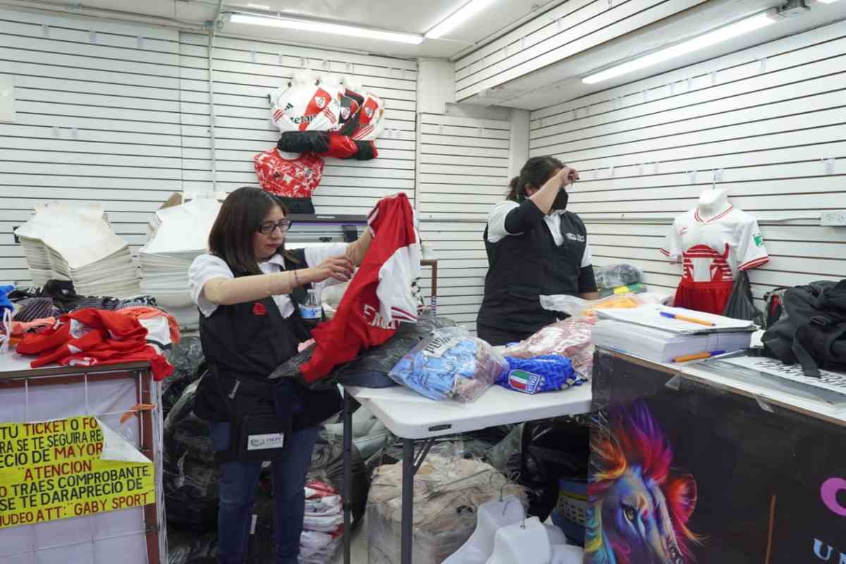 Economía decomisa en Tepito 25 toneladas de mercancía apócrifa alusiva a Mundial valorada en 15.3mdp