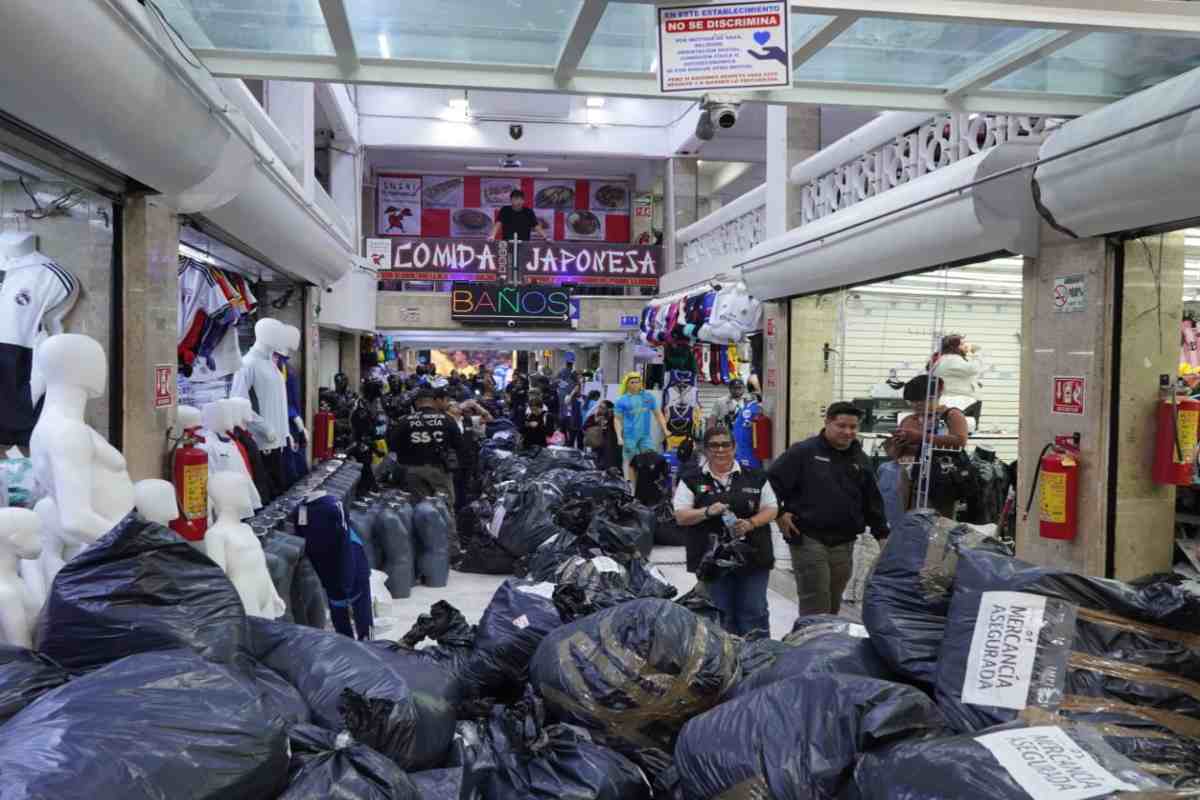 Economía decomisa en Tepito 25 toneladas de mercancía apócrifa alusiva a Mundial valorada en 15.3mdp