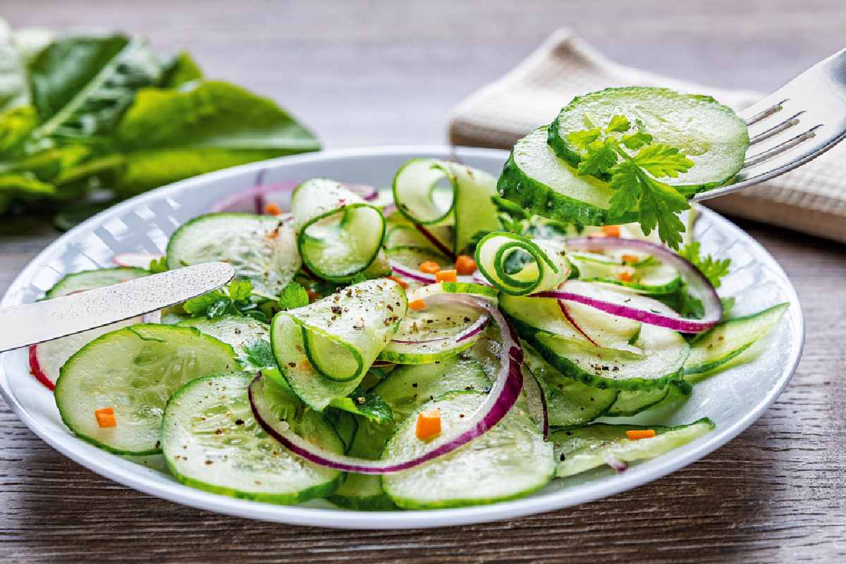 Ensalada de pepino y cebolla morada, receta sencilla para una fresca guarnición