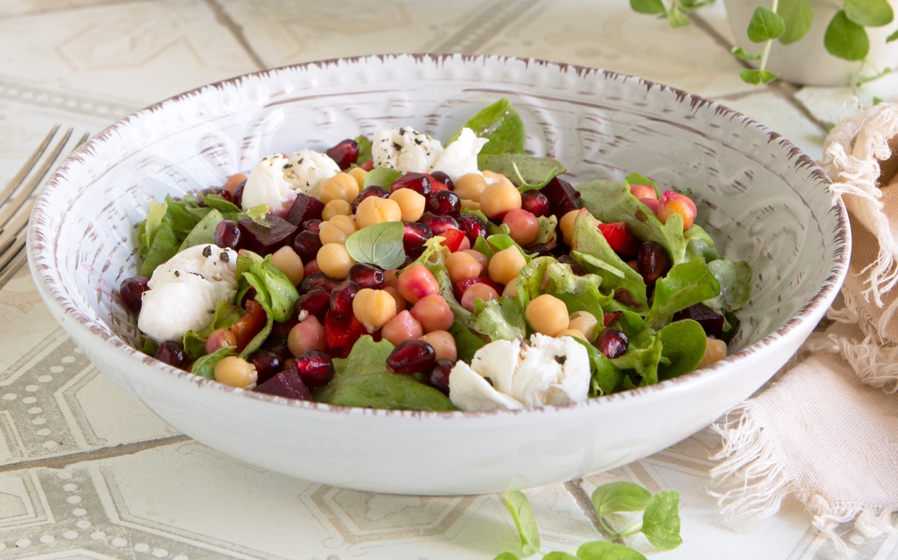 Prepara estas 5 ideas de ensaladas económicas y fáciles