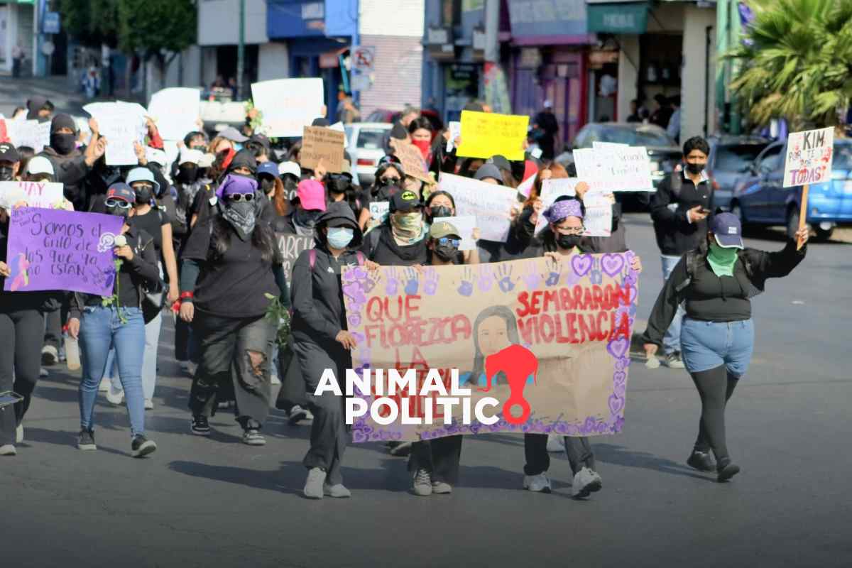 Estudiantes de la Cruz Roja protestan para exigir justicia por feminicidios de alumnas de la UAEM