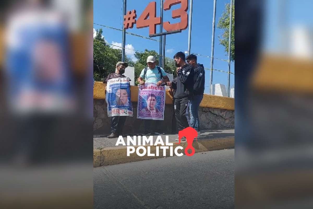 Estudiantes y padres de 43 desaparecidos de Ayotzinapa exigen justicia por asesinato de normalistas