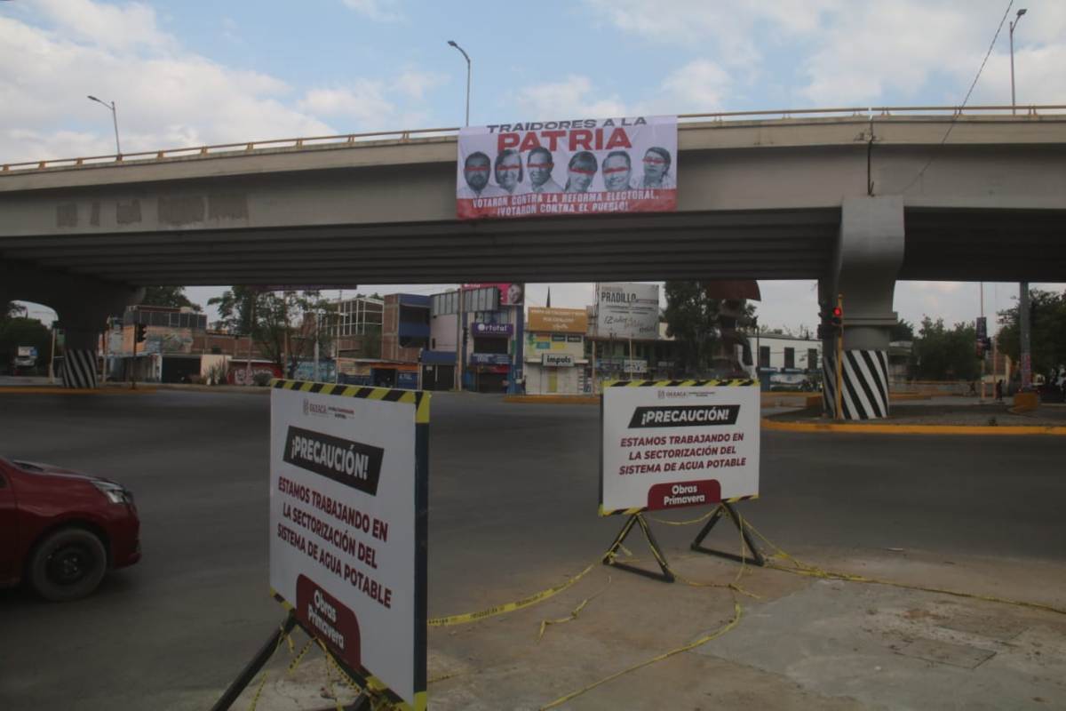 Exhiben con mantas en Oaxaca rostros de diputados de PVEM y PT que rechazaron reforma electoral