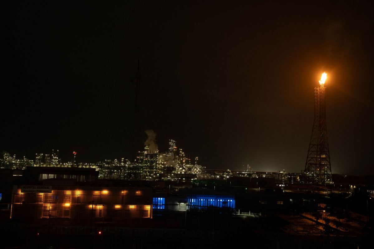 FGR asume investigación sobre incendio en la refinería Dos Bocas que dejó cinco muertos