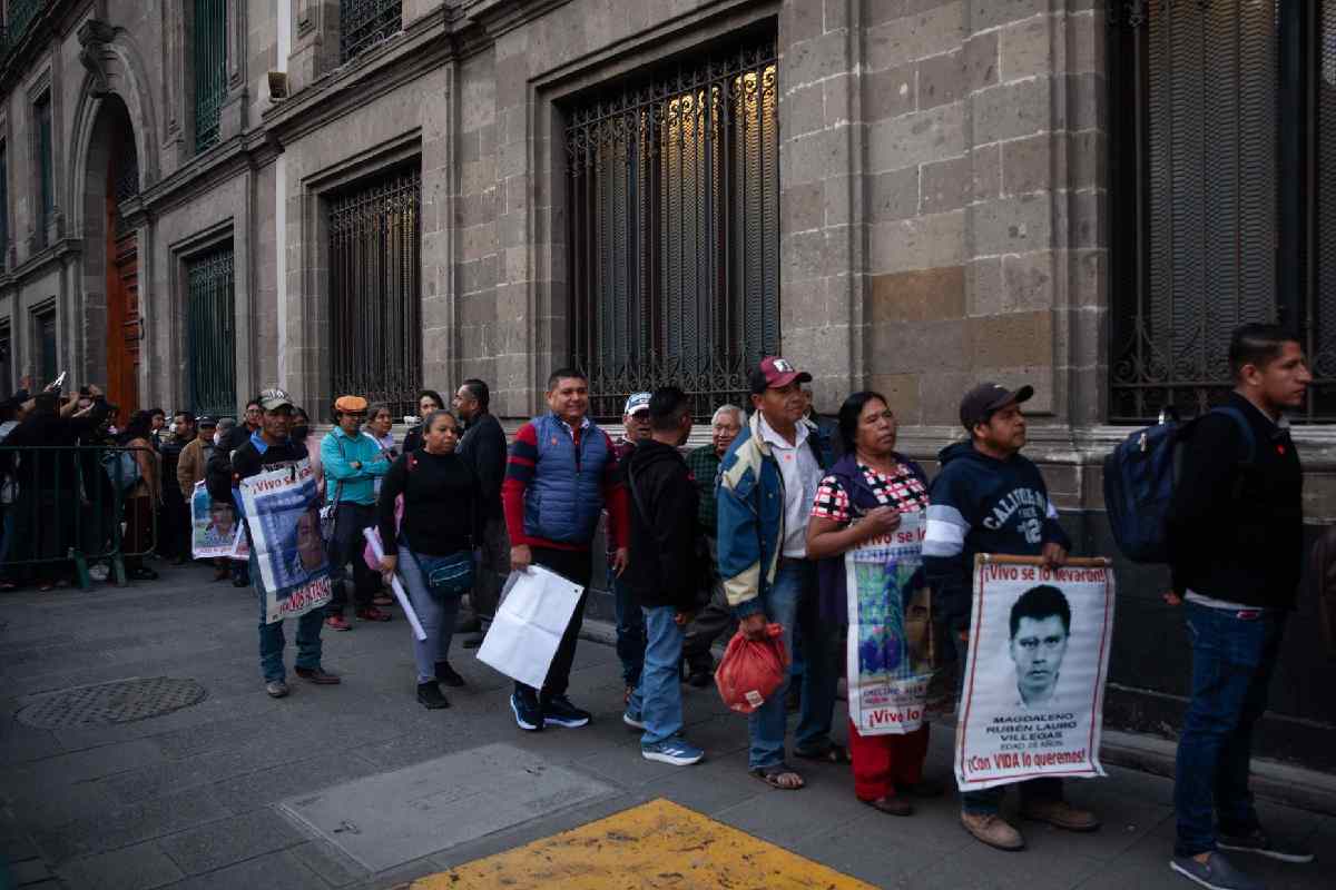 Familiares desaparecidos ayotzinapa reunión palacio nacional