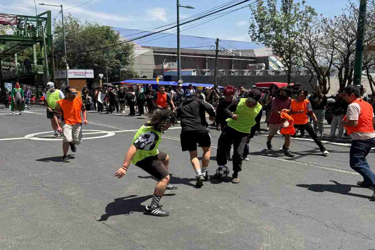Fotos: colectivos protestan con “cascarita” gentrificación y turistificación por Mundial en CDMX