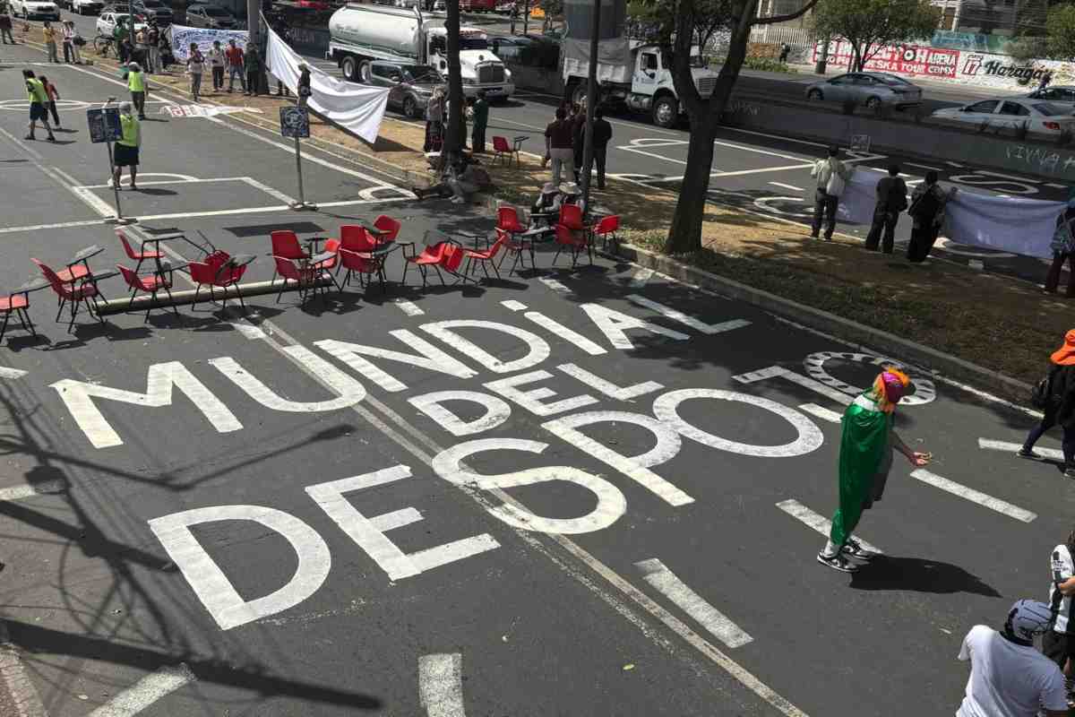 Fotos: colectivos protestan con “cascarita” gentrificación y turistificación por Mundial en CDMX