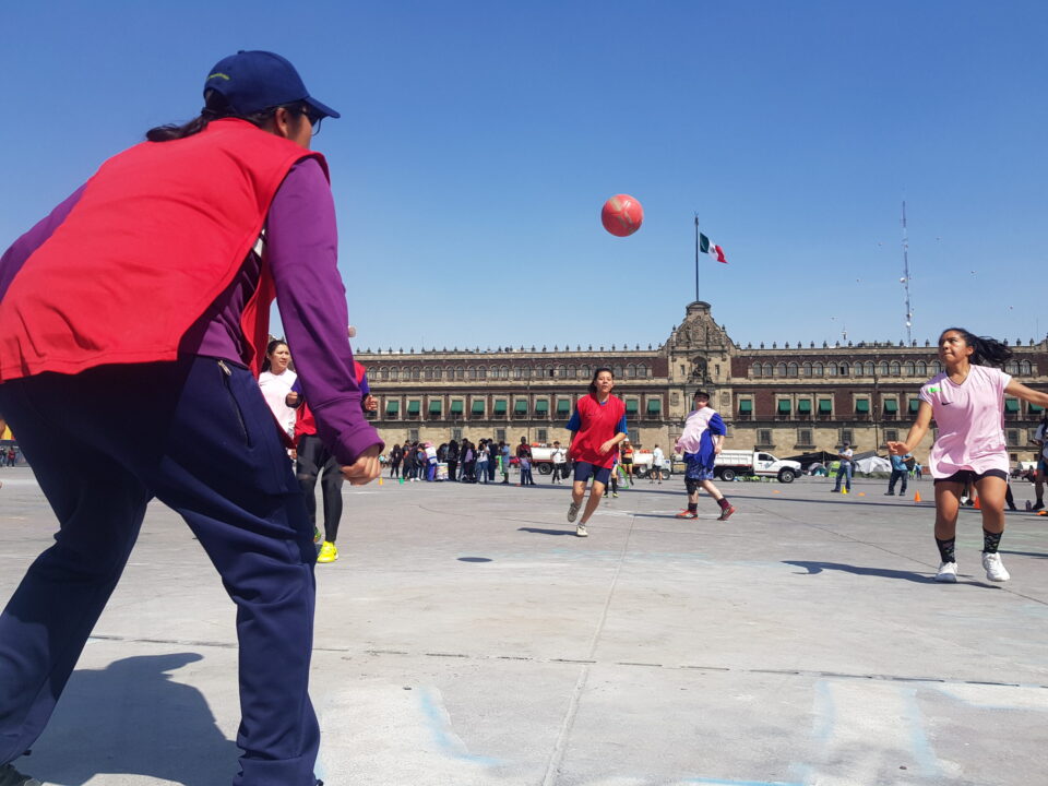 Un día después del 8M, mujeres toman el Zócalo para jugar futbol contra la violencia