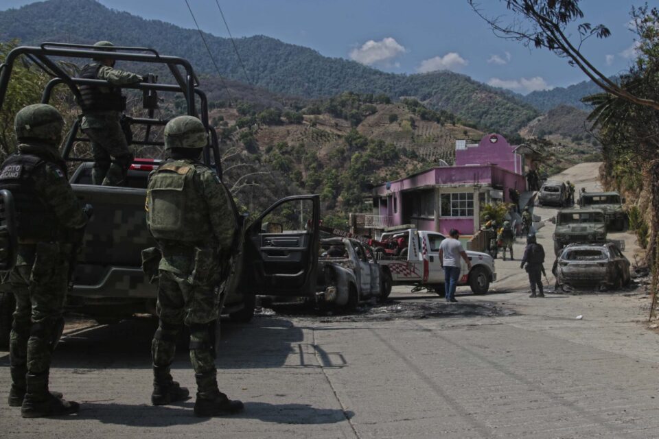 Por violencia, maestros, médicos y enfermeras dejan la Sierra de Guerrero