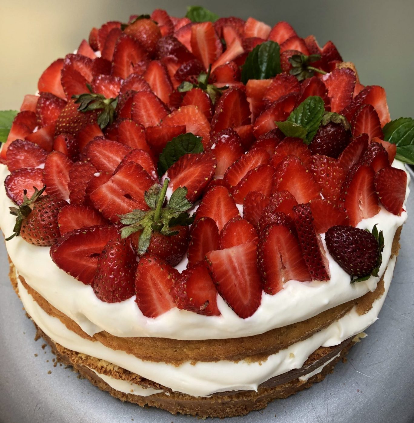 Receta de mostachón con fresas y crema batida