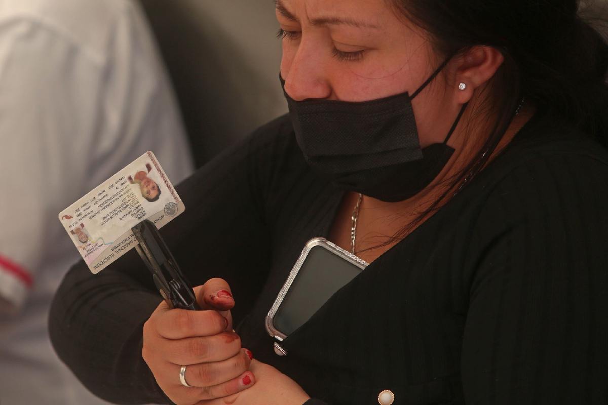 INE aprueba cambios en la credencial de elector: incorporará género no binario y autoadscripción indígena