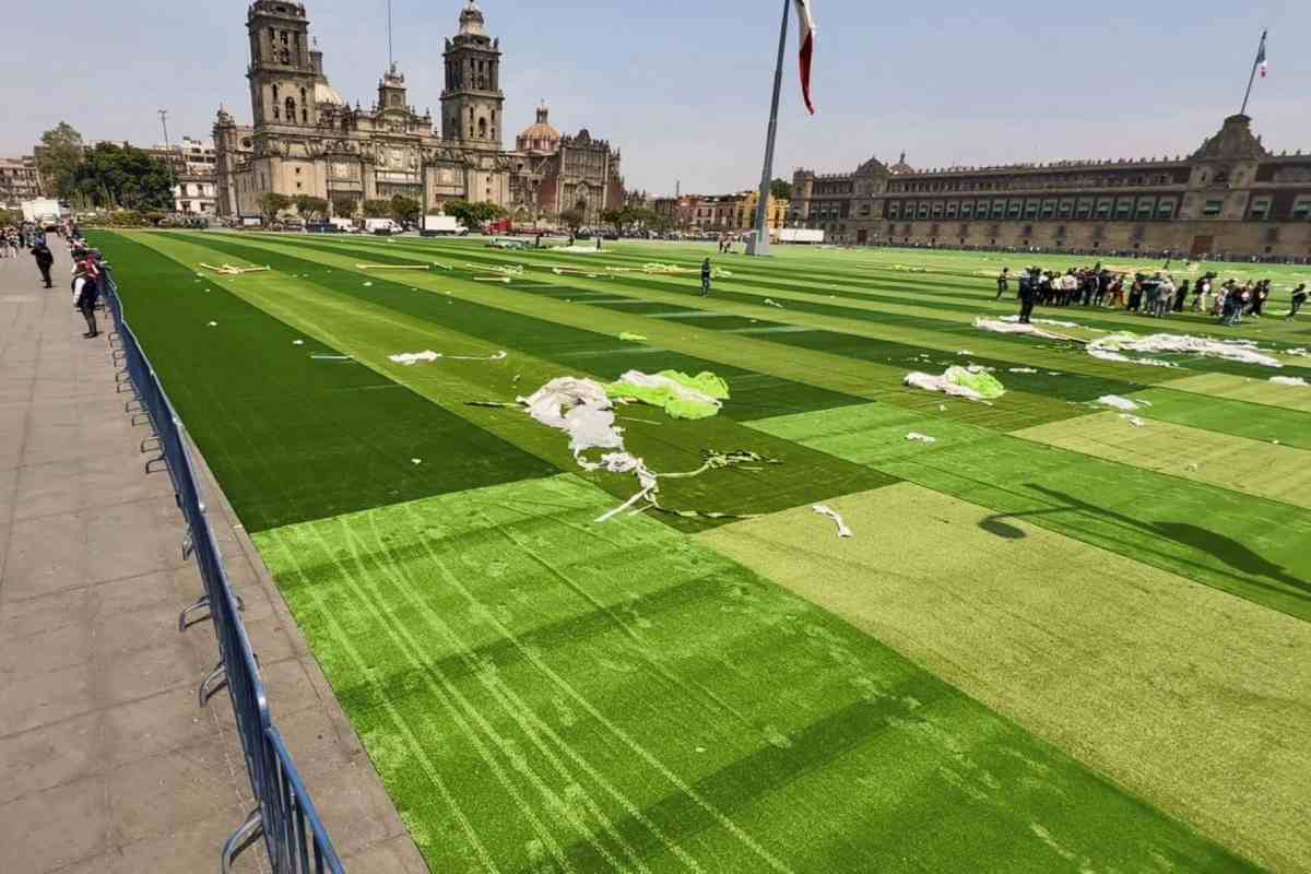 Integrantes de CNTE toman Zócalo capitalino tapizada de pasto sintético para clase masiva de futbol
