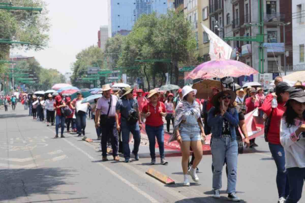 Integrantes de la CNTE toman Zócalo capitalino tapizada de pasto sintético para clase masiva de futbol