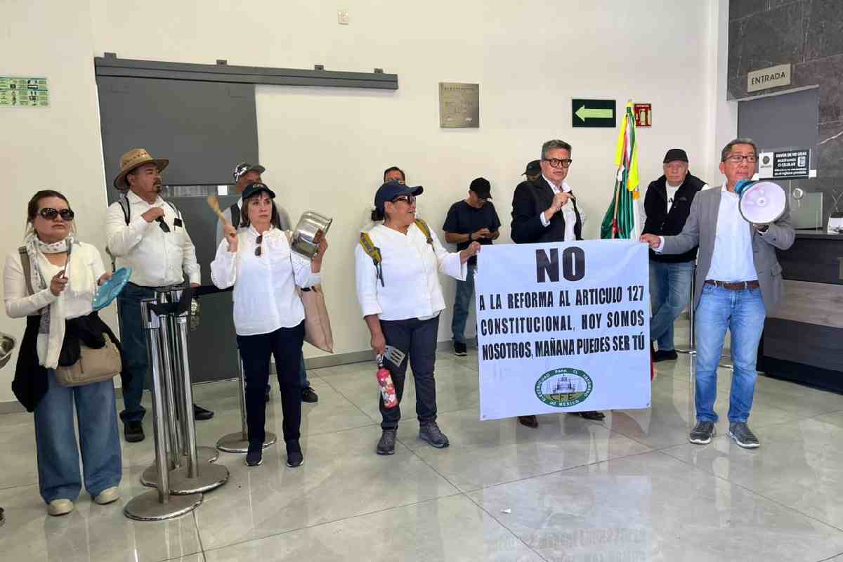 Jubilados de Pemex, CFE y Luz y Fuerza protestan en San Lázaro contra reforma a “pensiones doradas”